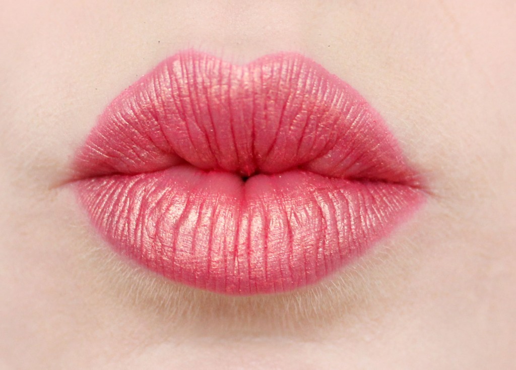 pink-lips-with-gold shimmer