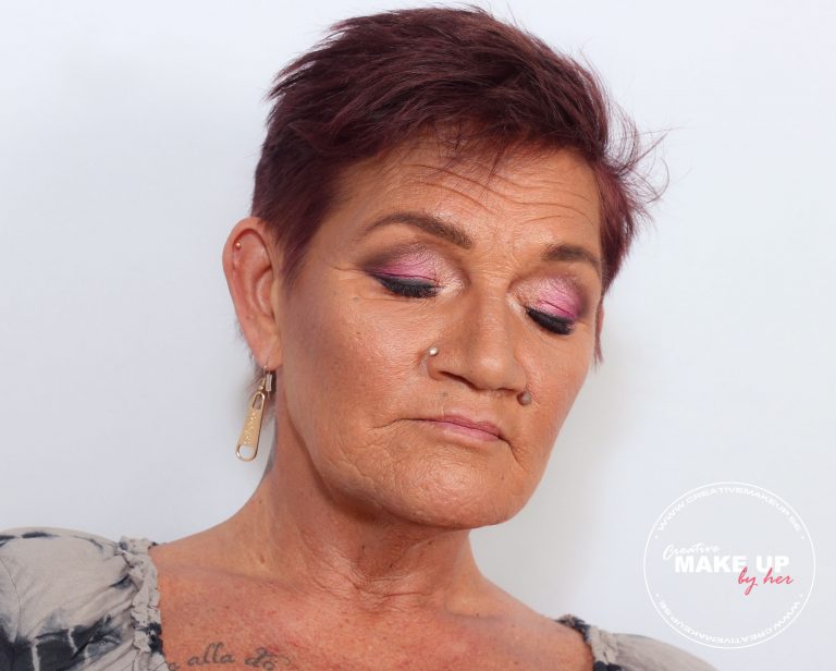 Cliente de maquillaje en azul y rosa