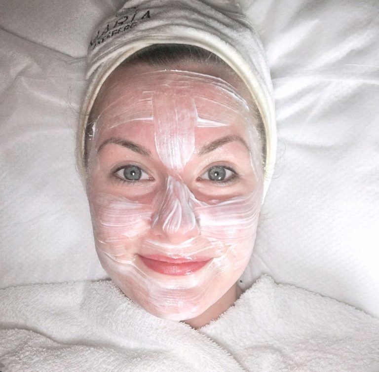 Ansiktsbehandling mot finnar