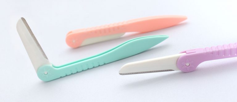 Foldable eyebrow knives