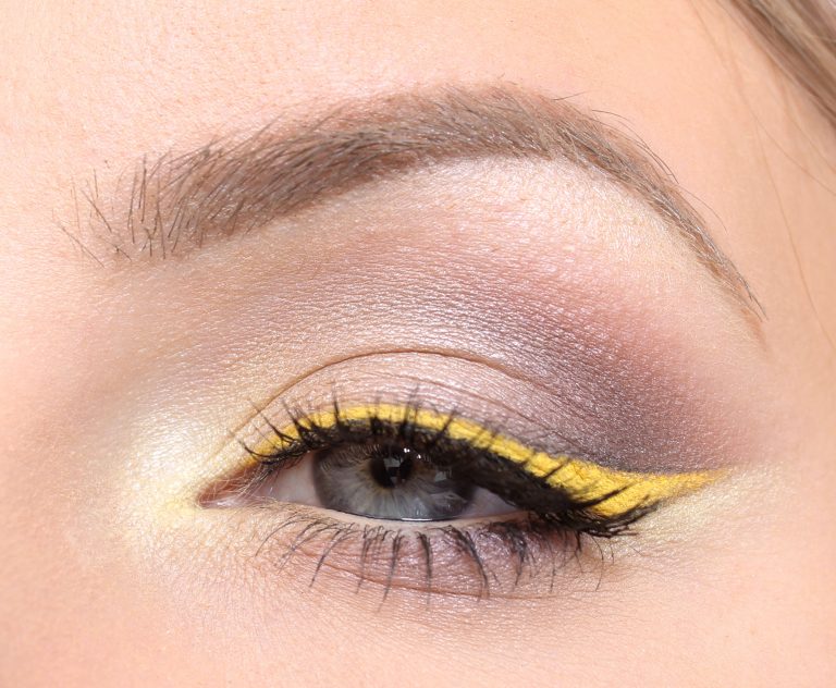 Maquillaje delineador de ojos amarillo