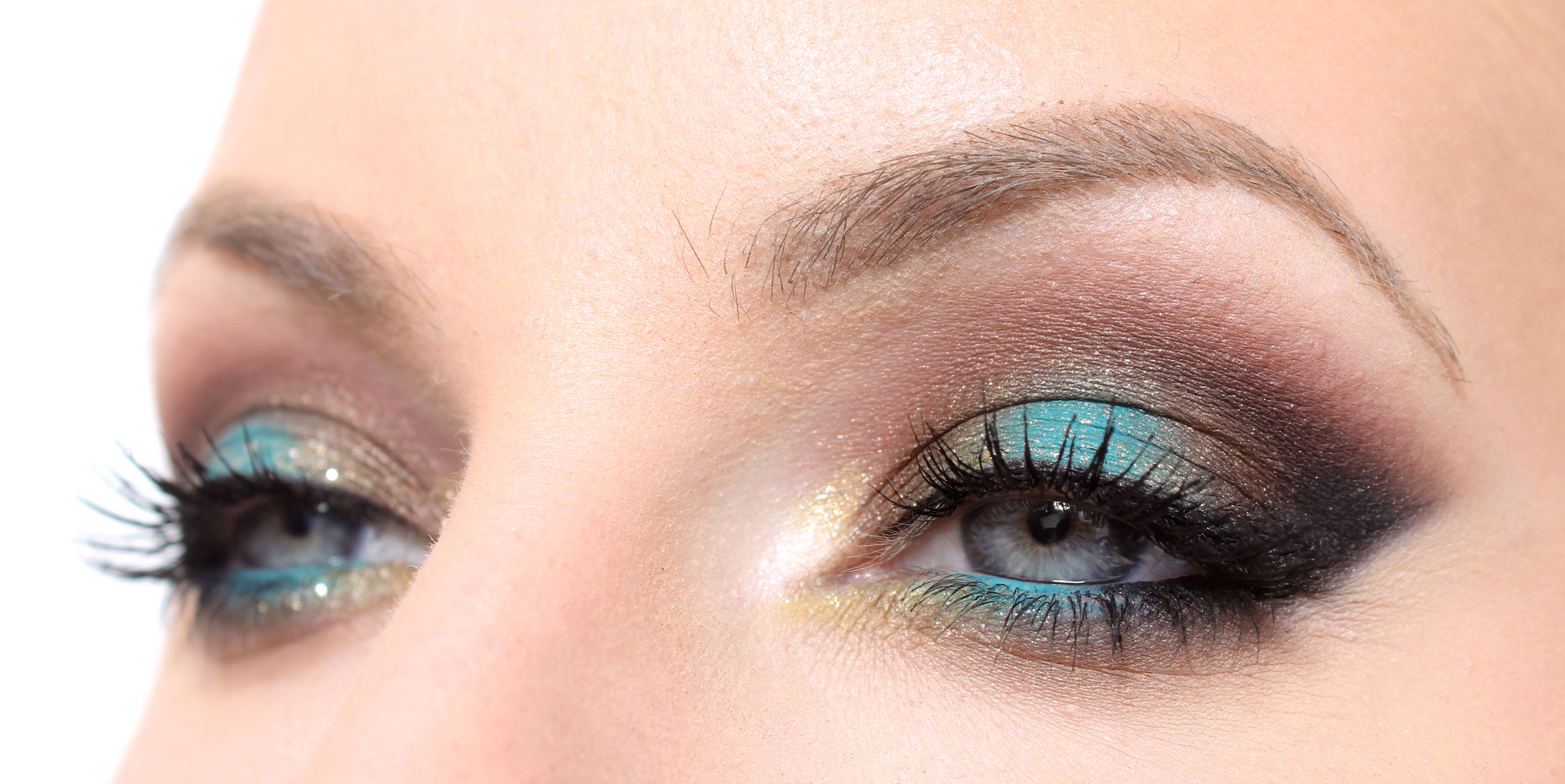 Sooted eyes in turquoise and gold (Vintage make-up)