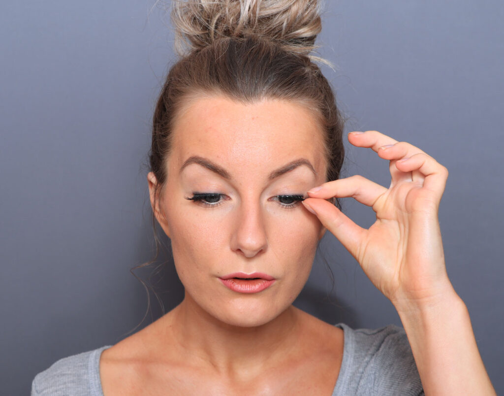 attach false eyelashes to yourself, loose lashes, just lashes, makeup tips, beautiful eyelashes, lashes, makeup blog, beauty influencer